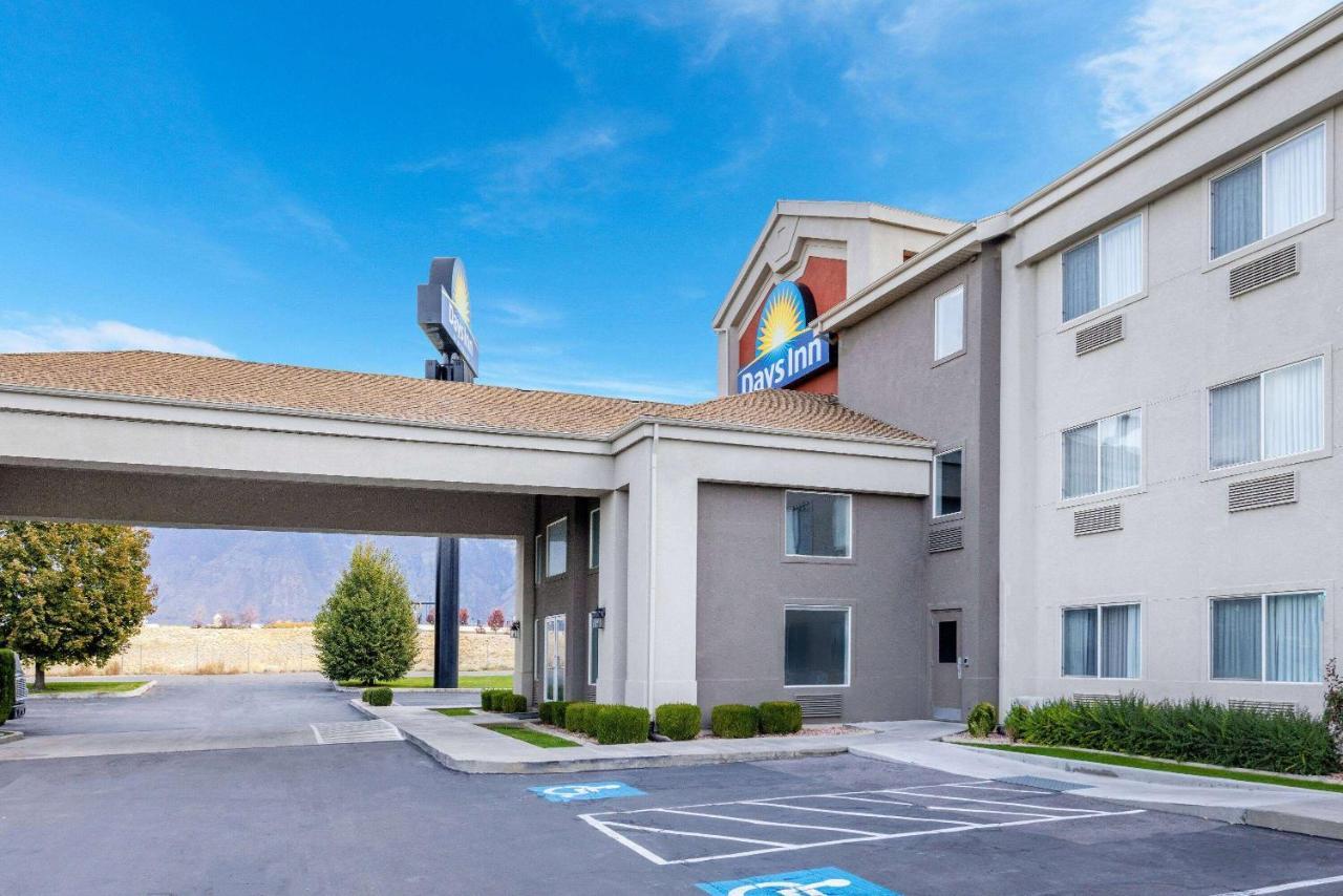 Days Inn By Wyndham Springville Exterior photo